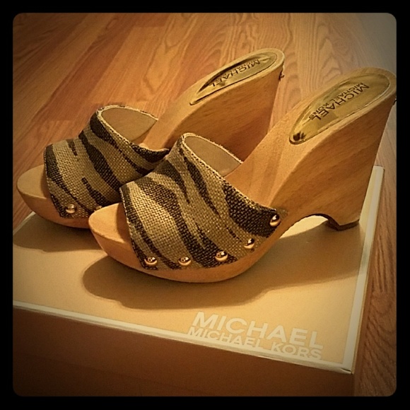 Michael Kors Shoes - *CUTE* Michael Kors Heels SIZE 6
